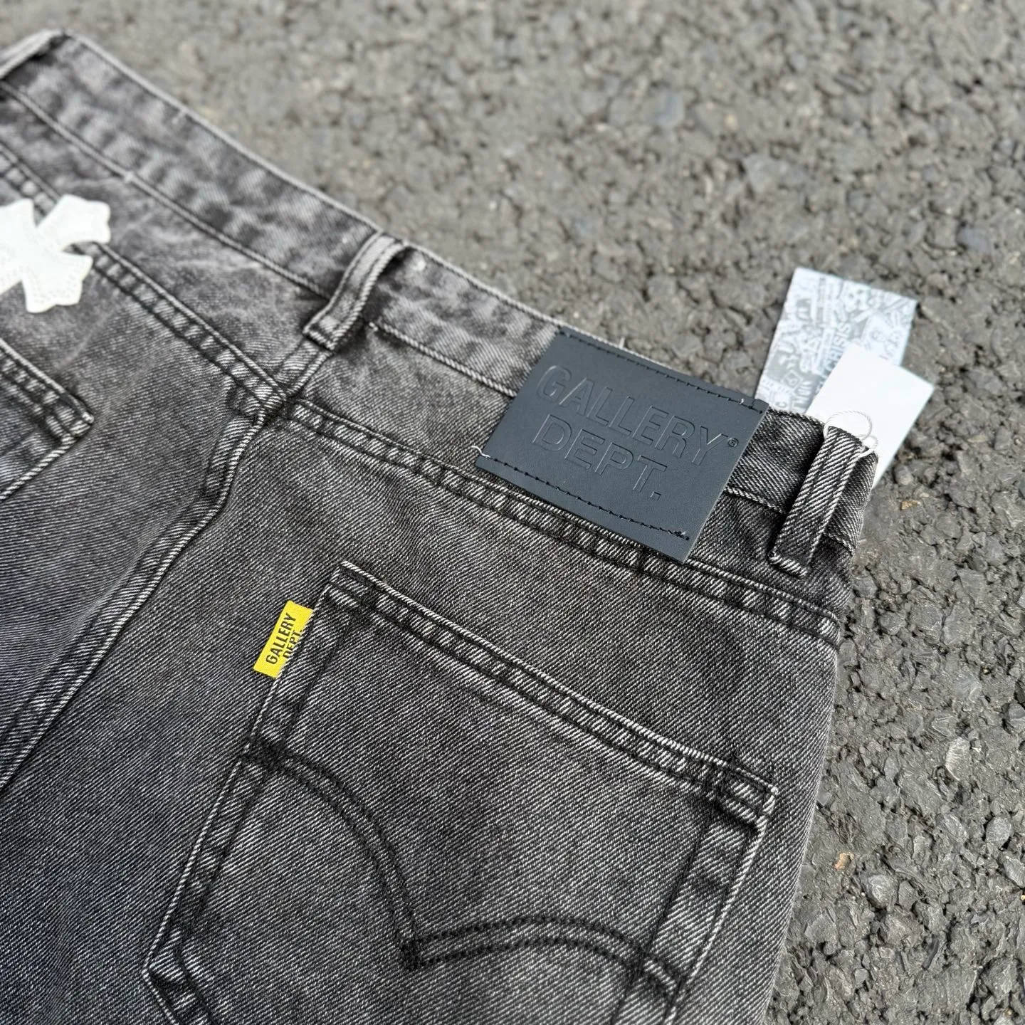 #8160 P260💰 Independent GALLERY DEPT. Vintage spliced black and gray snowflake pattern cross loose washed flared jeans - truly restore the ultimate texture of Vintage - original hardware accessories washed and other elevators, QR code analysis are all purchased from the original factory, high degree of restoration, you are welcome to compare with a certain product ~ - three-dimensional version Loose and comfortable, not picky about the figure, taller and slimmer, factory Seiko, original factory quality control, same style for men and women, can be matched with couples, versatile recommendation Essential jeans for all seasons - sizes: 28 30 32 34 36